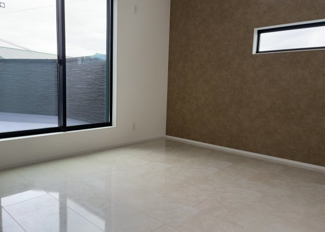 洋室のメリットは重い家具が置きやすく、身の回りが整理しやすいことです。　床がフローリングのため畳とは異なり凹みにくいです。　クローゼットなど収納が豊富で、普段使わない旅行カバンや服の整頓も簡単にです。