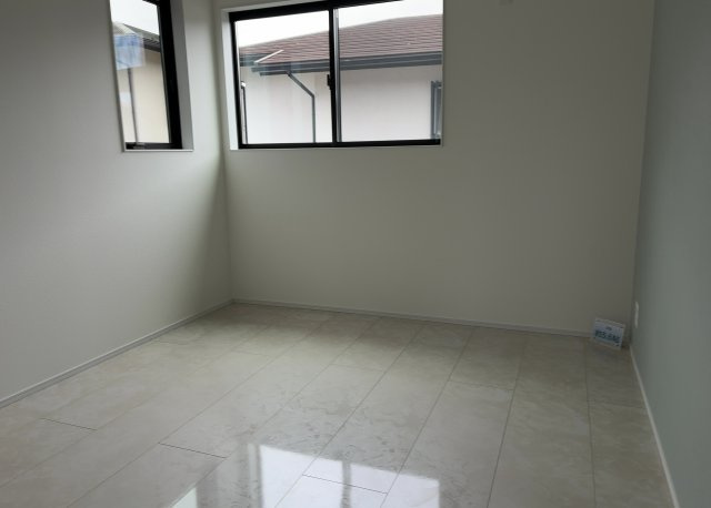 寝室でゆっくりと過ごすためにはベッド周りの適度な空間を担保することや窓の位置、照明の明るさ、寝室の広さなどを考える必要があります。自身や家族の構成とライフスタイルに併せて寝室にする部屋を選びましょう！