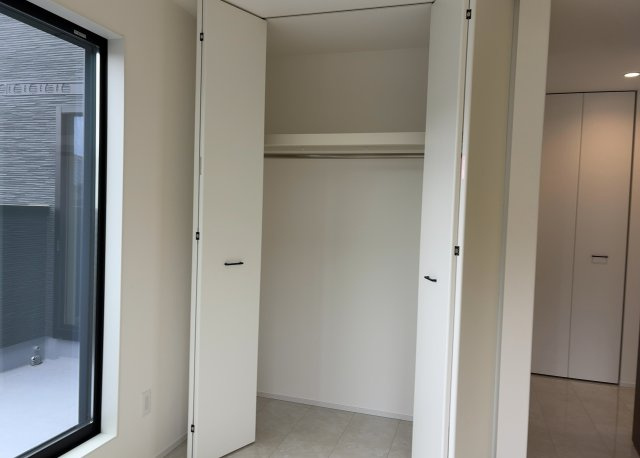 デザイン性を重視しすぎて収納が少なかった！なんてことにならないため、事前に現地で収納の数を確認しておくことをお勧めします。クローゼット以外にも床下収納や屋根裏収納、パントリーなどもチェックしましょう。