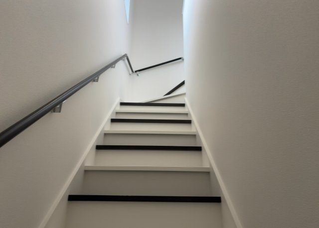 建物の上下階の通路である階段は、その位置によって動線や室内の印象が大きく左右されます。手摺にも重要な役割があり、転倒の防止・歩行や動作を円滑にして日常生活を支えることを主な目的として設置されています。