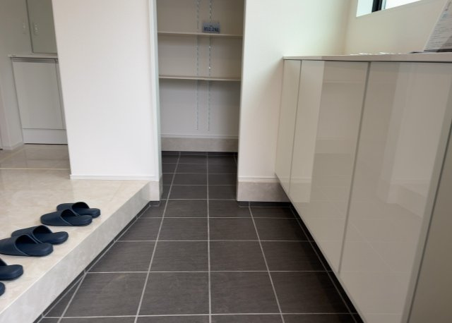 玄関は家の顔でもあり、家族以外の目にも止まる場所です。玄関は外との間を仕切る扉、靴などをしまっておく収納スペース、靴脱ぎのたたきスペース、来客とのやり取りをするドアホンなど複数のアイテムからなります。