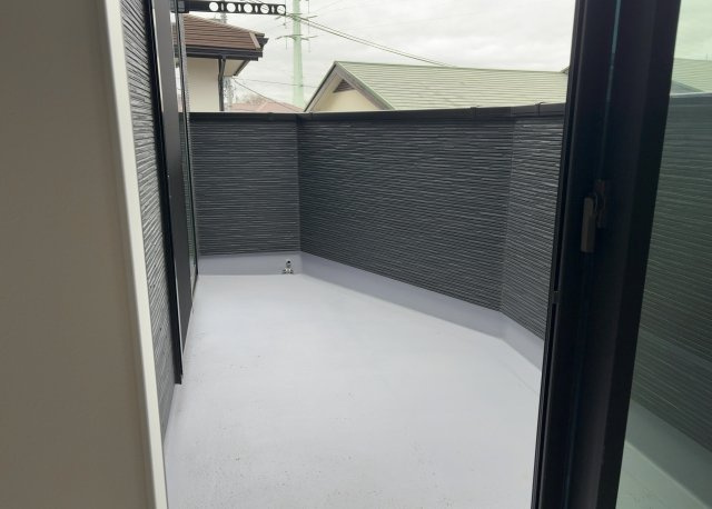 バルコニーは、室外の専用スペースのうち、「屋根がなく開放された空間」であるものを指します。ベランダより広いタイプのものが多く、日当たりもよいため家庭菜園などを楽しみたい人にとって適した環境となります。