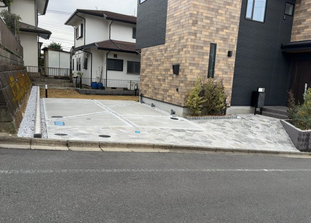 駐車場と明記されていても、最小スペースでつくられた駐車場だと大型車は駐車できなかったり、出入りしにくくなったりする可能性があります。お車のサイズと購入したい物件の駐車場のサイズを現地で確認しましょう。