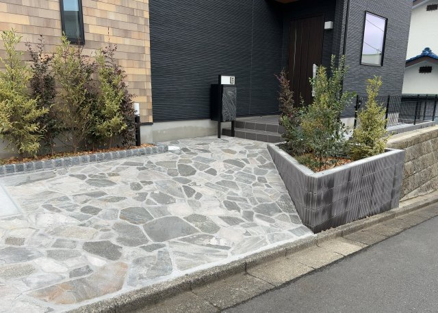 庭があることでガーデニングや家庭菜園はもちろん、こどもの遊び場やペットを放して遊ぶことができます。また、家の周囲に余裕があるということです。隣地との間があれば、十分な日当たりと、風通しが確保できます。