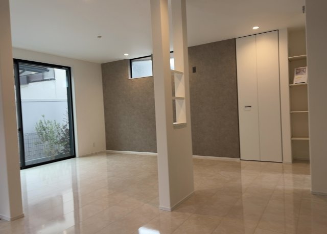 リビングの間取りの種類は大きくわけてリビングとダイニングが別になっているタイプ、リビングダイニング一体型です。どちらも一長一短ですので、家を選ぶ時はその両面をチェックして決めるようにしましょう。