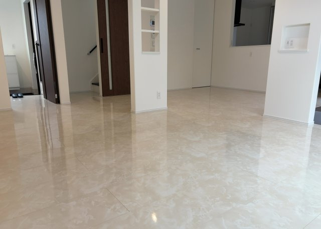 直線タイプはLとDKを一直線に並べた形で対面キッチンのタイプです。一般的なのでよく見かけるかもしれません。直線タイプに似た直接アイランドタイプは、キッチンとダイニングの間に壁がない分広く感じられます。