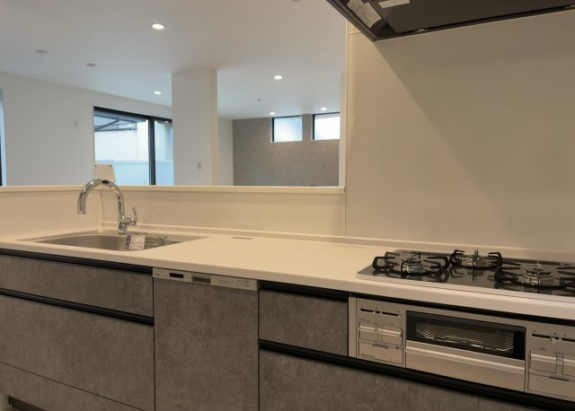 標準的なシステムキッチンの横幅は、165cm～300cm程度です。2100・2400・2550・2700などミリ単位で表記されます。普段どのように料理をするのかを想定しながら合ったサイズを選びましょう