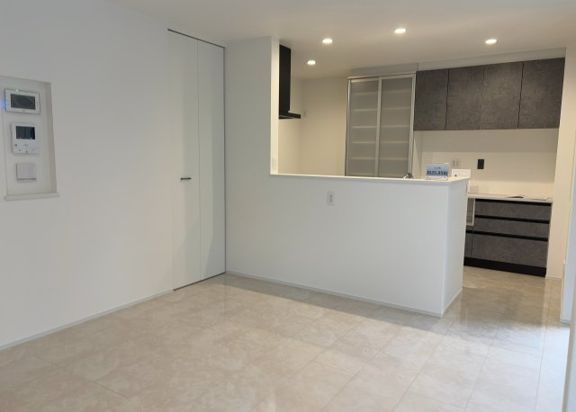 DKの物件でも広く見せたい方は、ダイニングスペースを広く使えるように工夫しましょう。低めのダイニングソファを置くと、家具の圧迫感が減り、広く見せることができ、ダイニングをリビングのように使用できます！