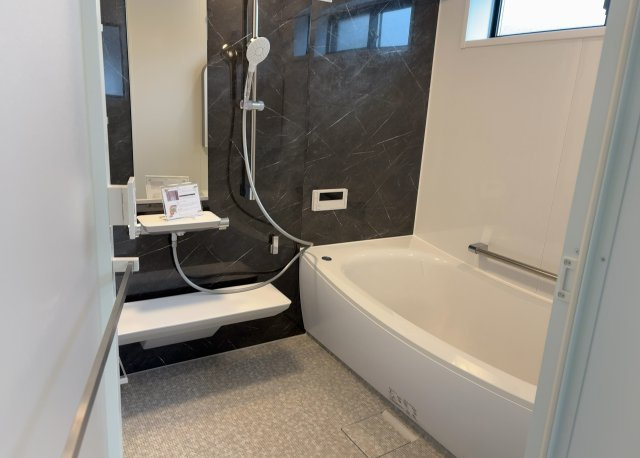 入浴時の快適さも大事なことですが、綺麗な状態を維持できなければ気持ちよく入浴できません。毎日の掃除が楽という点は大事なポイントになります！カビが生えにくく掃除がしやすい、壁や浴槽を選ぶといいでしょう。