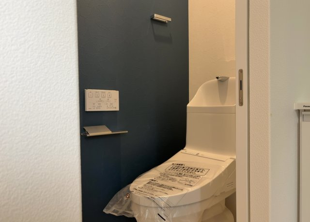 トイレは大きさや形、機能、抗菌性などが異なる多種多彩なタイプが各メーカーから出ています。それぞれに良さがあるため、事前にどういったタイプのトイレがいいのかをご家庭内で決めて、内見に行くといいでしょう。