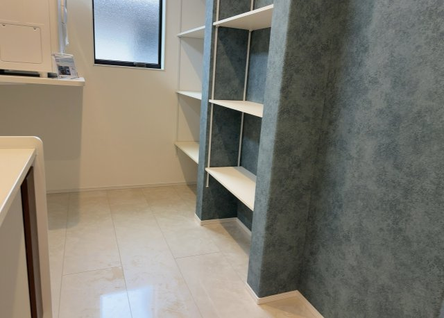 多くの戸建て住宅で見かける洗面脱衣所は、洗面台と洗濯機が2畳ほどのスペースに並べられていて、洗面所が脱衣所を兼ね備えている間取りが一般的です。お客様が利用することもある、パブリックな空間でもあります。