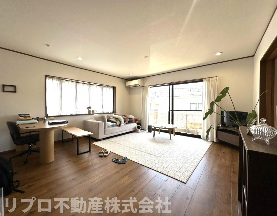 19．0帖のリビング　二面採光で明るく居心地の良さが自慢です♪