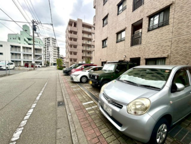 車一台あたりに必要なスペースは、標準サイズの普通自動車で横幅2m50cm、長さ5mは必要になります。ただし、乗降のことも考慮して横幅3m30cm、長さ5m50cmほどは確保できるところを選びましょう。