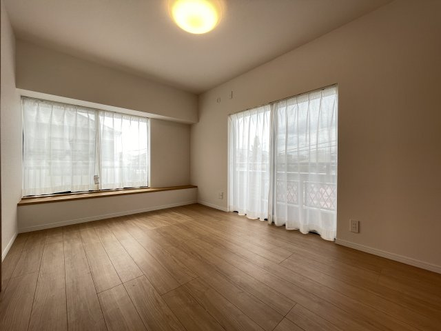 大きな窓がついており、明るい寝室。爽やかな朝を迎えられそう。　