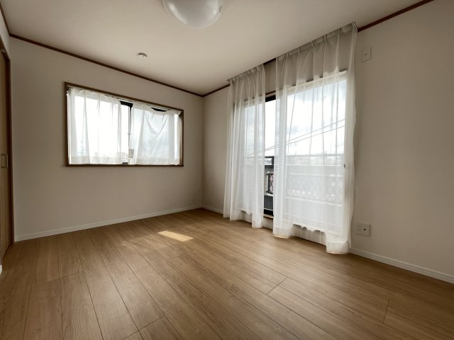大きな掃き出し窓がついた洋室は、日中は照明がなくても明るく、子ども部屋としてもピッタリ。　