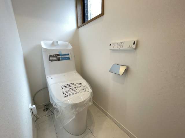 温水洗浄便座付きの清潔感あるトイレは、落ち着いた空間に。　