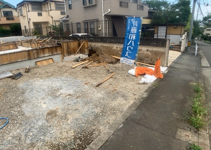 車一台あたりに必要なスペースは、標準サイズの普通自動車で横幅2m50cm、長さ5mは必要になります。ただし、乗降のことも考慮して横幅3m30cm、長さ5m50cmほどは確保できるところを選びましょう。