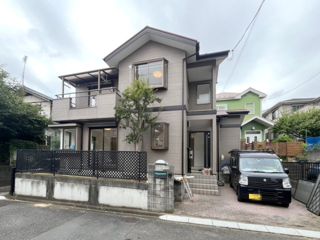 戸建てや低層の住宅、アパートが立ち並び、緑や神社も近くにある閑静な住宅街です。