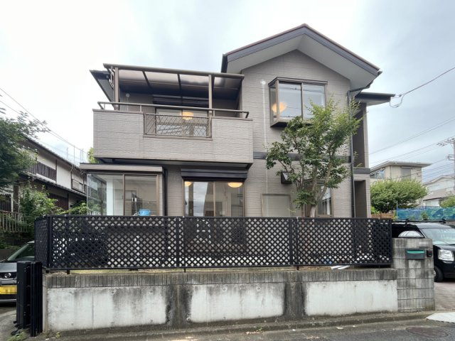 近隣にはスーパー（ヤオコー藤沢柄沢店など）があり、日常の買い物に便利です。