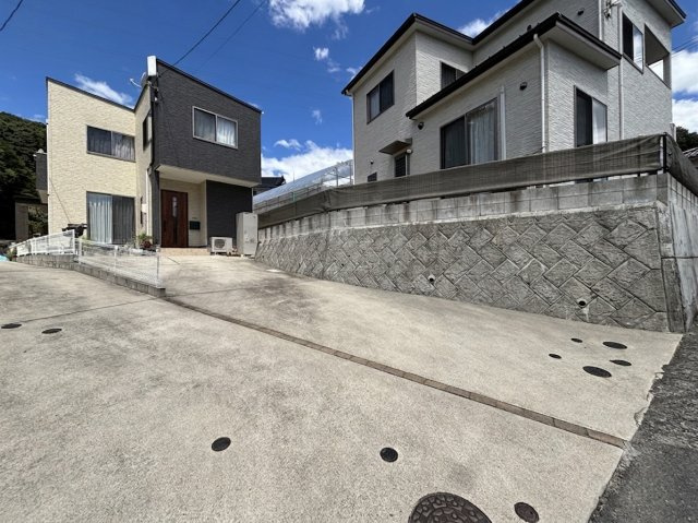 ゆとりある駐車スペースを確保し、縦列で2台駐車可能。敷地内にも十分なスペースがあり、日常のお車の利用はもちろん、荷物の積み下ろしにも便利です。広さを活かして、複数台の駐車にも対応できます。