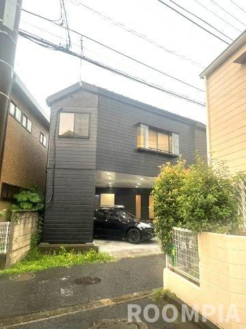 雨の日も安心な屋根付きカースペース。車種により2台以上駐車可能！