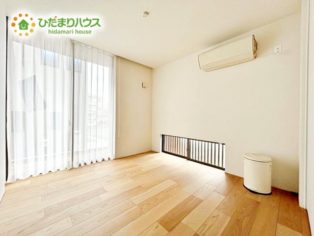 洗練された空間にやわらかい光が差し込み、お気に入りの家具や小物が映えます。