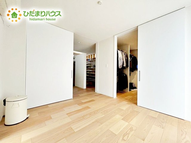 明るい日差しが降り注ぐお部屋に、居心地の良さを感じさせるコーディネート。家具やカーテンでお気に入りのお部屋に♪