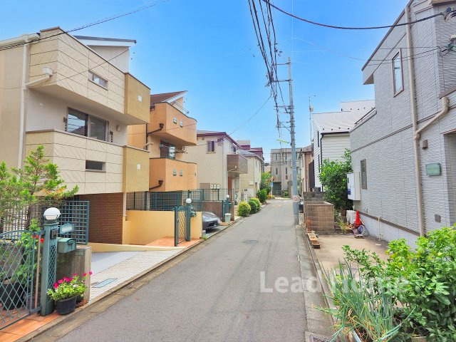 車通りが少なく落ち着いた周辺道路となっております！小さなお子様がいるご家庭も安心して移動が可能♪