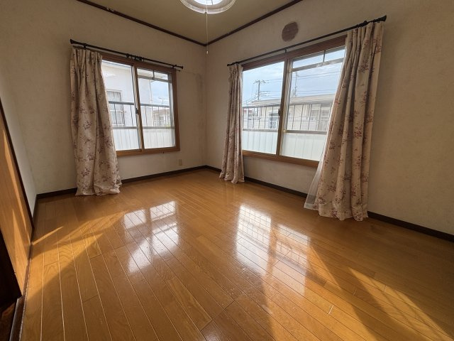 2階約6帖の洋室　2面採光です