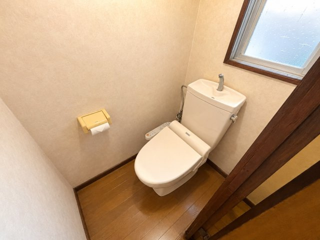 温水洗浄便座付きのトイレです