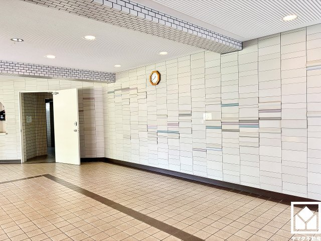広々とした明るいエントランスホール。定期的な清掃・管理体制が整っており、帰宅時や来客時にも気持ちの良い空間です。