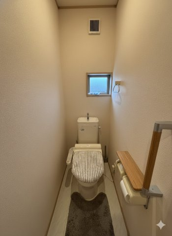 小窓が付いているので、トイレも明るい空間になっております♪       　