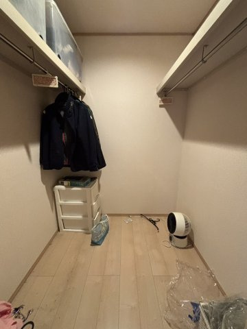 お気に入りの服やバッグがたっぷりしまえるウォークインクローゼットがあります♪       　
