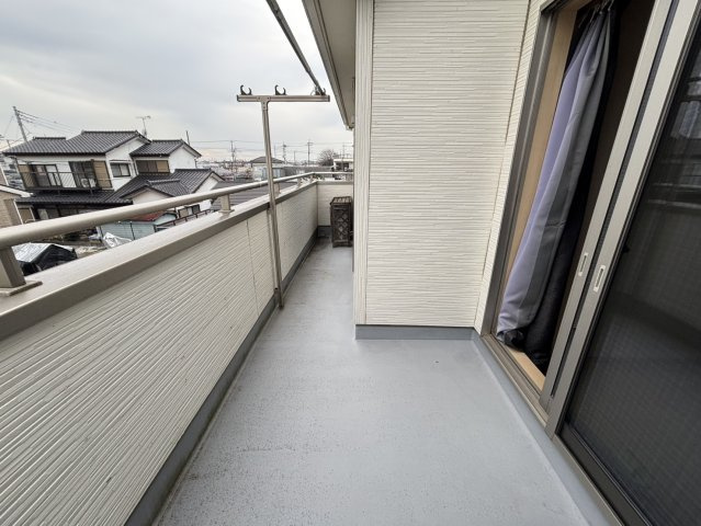 広々としたバルコニー。お洗濯物もぜーんぶ干せちゃいます！！       　