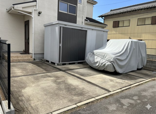 カースペース2台ＯＫ！前面道路も幅が広いため車庫入れも安心です(^^)/       　