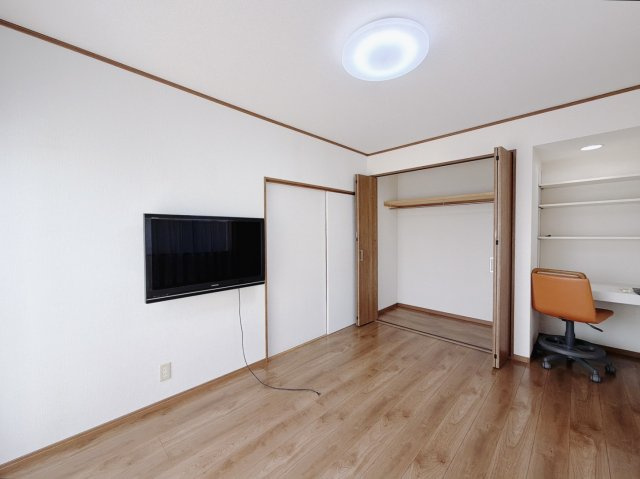 ■洋室｜ナチュラルカラーの床です。模様替えなどとても楽しく工夫できます♪デスクスペースがあるので、お仕事や勉強も捗りますね♪