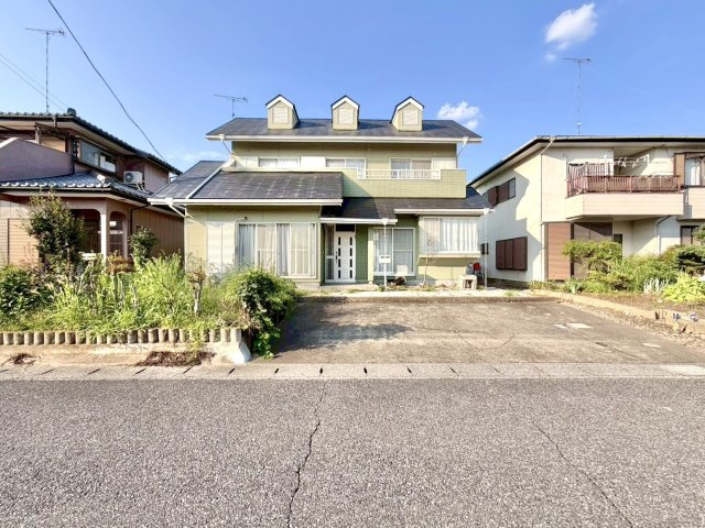 ■外観｜ちょっとしたガーデニングや家庭菜園を楽しめる庭スペースがあり、日々の暮らしに彩りをプラスしてくれます♪