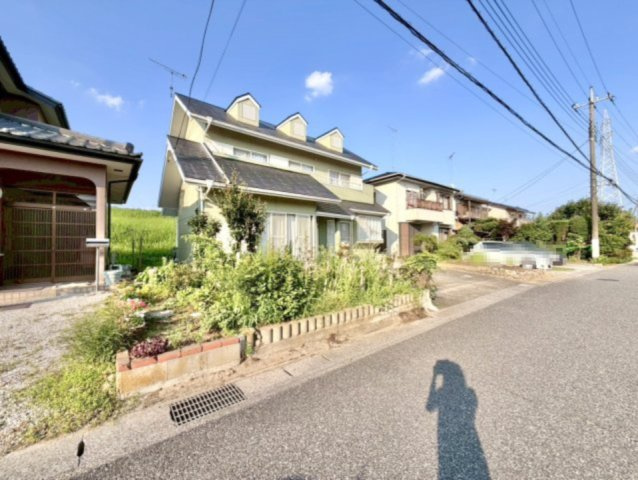 ■外観｜周囲の見渡しが良く、車の出入りの際も安全確認がしやすいため、小さなお子様がいるご家庭でも安心です♪