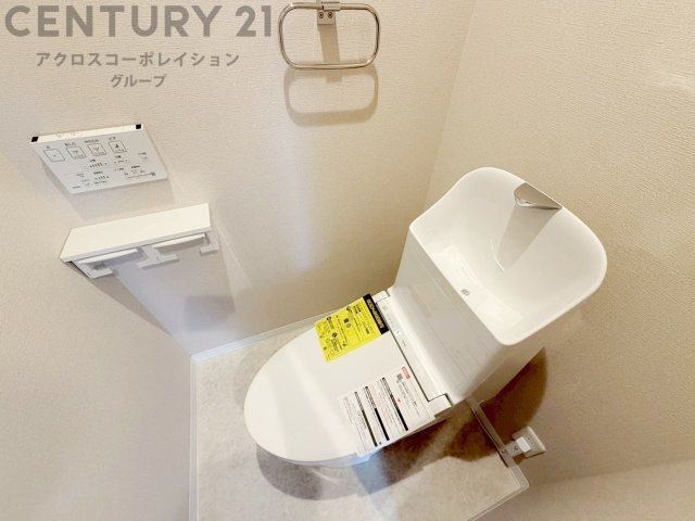 温水洗浄便座付トイレは温水洗浄機能により、暖かい水でおしりを洗浄することができ、冷たい水を使う従来の便座に比べ、温水洗浄機能で暖かいトイレを提供し、快適な使用を可能にします。　