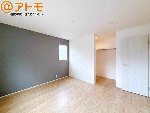 アクセントクロスが印象的なお部屋です。お気に入りの家具に囲まれてゆったり過ごしたいですね♪