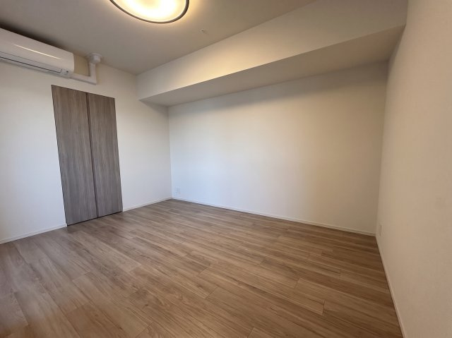 【洋室】6.0帖の洋室は柱の出っ張りが無く、家具の設置がしやすい造りになっています♪