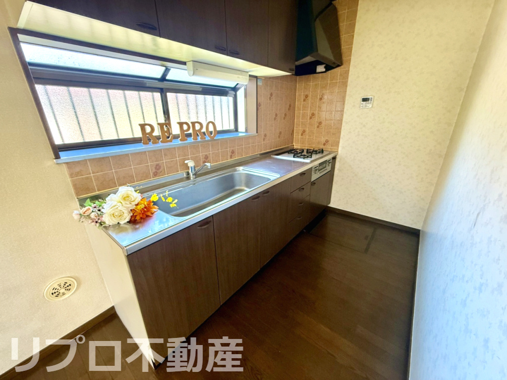 3口コンロのシステムキッチンには小窓がついており、手元灯にコンセントがありミキサーなどに使えます！
