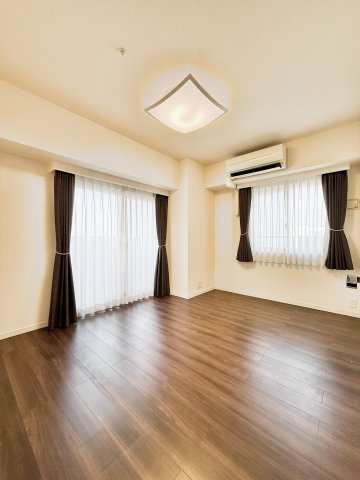 7帖の洋室です。角部屋のため2面採光で明るいです。