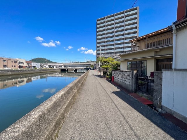 西野川沿いの道路となっており、開放感を感じられる立地です。周辺にはマンションや商業施設が集まり、三原市中心エリアならではの暮らしやすさが魅力。徒歩圏内で生活に必要な施設が揃うため、毎日の生活も快適。