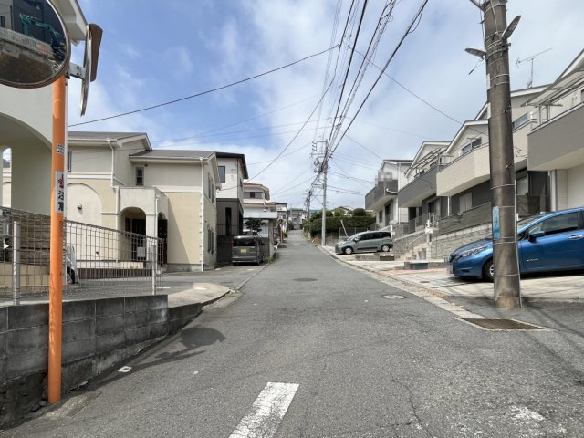 徒歩圏内にコンビニがあり、夜間やちょっとした買い物に便利です。