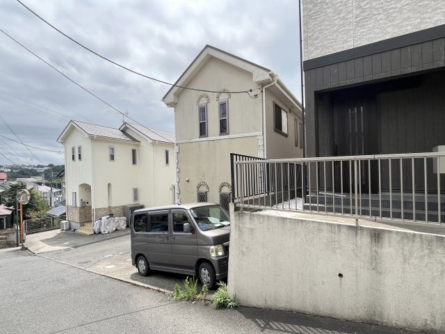 一戸建てや低層住宅、中低層のマンションが混在する閑静な住宅街です