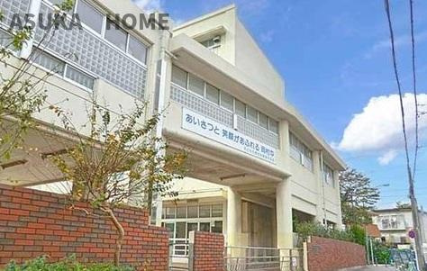 横浜市立岡村中学校まで徒歩約13分です。