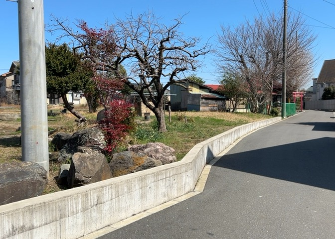 土地の形が極端に長細かったり、狭小地、あるいは道路との高低差がある傾斜地だった場合、後々売ろうとしても買い手がつかない場合もあります。後々、売却することになった時に価値の下がらない土地を選びましょう。