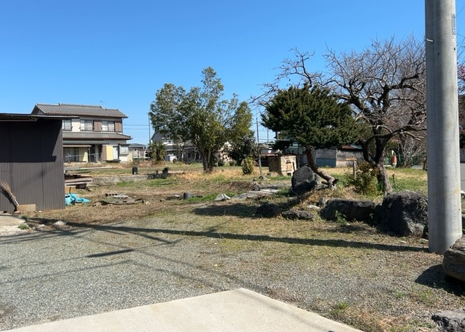 土地の面積＝住宅面積ではありません。建ぺい率の問題などで、土地のある場所によって住宅を建てられる面積は限られています。高さもしかり、「土地」という言葉の中には、建築条件も含まれると考えておきましょう。