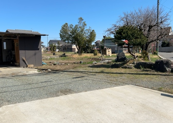 家を建てる場合、方位は要チェックです。現実的に日当たりのよい家ならばリビングは南側、建築基準法でも北側に当たる家への配慮は求められています。土地を見学に行く際は、方位磁針を持って行くようにしましょう。